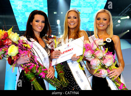 Appena eletta Miss Universo SR Lubica Stepanova (centrale), primo vicemiss Martina Gresova (destra) e seconda vicemiss Alexandra Klimekova alla finale del concorso di bellezza Miss Universo SR 2012, Bratislava, Slovacchia, 20 aprile 2012. (CTK foto/Jan KOLLER) Foto Stock