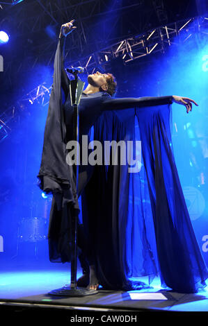 Apr 22, 2012 - Indio, California, Stati Uniti d'America - cantante FLORENCE WELCH della banda di Firenze e la macchina esegue come parte del 2012 Coachella Music & Arts Festival che si svolge all'Impero Polo campo. I tre giorni del festival si richiamano migliaia di appassionati di vedere una varietà di artista su cinque d Foto Stock