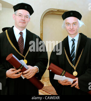 Scienziati tedeschi Hans-Joachim Gabius del Ludwig Maximilians University di Monaco, destra e Christoph Wanner dell Ospedale universitario di Würzburg, ha ricevuto un dottorato onorario di medicina a Praga Repubblica Ceca, lunedì, 23 aprile 2012. (CTK foto/Stanislav Zbynek) Foto Stock