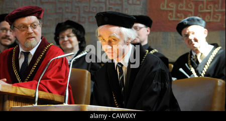 Scienziato tedesco Hans-Joachim Gabius del Ludwig Maximilians University di Monaco, centro ha ricevuto un dottorato onorario di medicina a Praga Repubblica Ceca, lunedì, 23 aprile 2012. (CTK foto/Stanislav Zbynek) Foto Stock