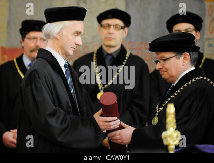 Scienziato tedesco Hans-Joachim Gabius del Ludwig Maximilians University di Monaco, sinistro ha ricevuto un dottorato onorario di medicina a Praga Repubblica Ceca, lunedì, 23 aprile 2012. (CTK foto/Stanislav Zbynek) Foto Stock