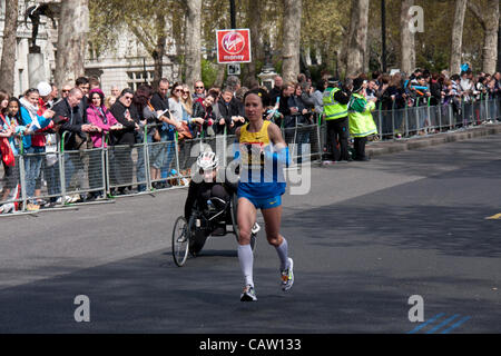 Londra, Regno Unito. 23 Aprile, 2012. Jason Richards (GBR) essendo attraversato da Yuliya Ruban (UKR) nella VIRGIN LONDON MARATHON 2012 a 25 miglia (40KM). Yulia Ruban 22 finito in 02:34:47 e Jason Richards 31 finito in 02:14:33. Foto Stock