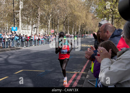 Londra, Regno Unito. 23 Aprile, 2012. Vincent Kipruto (KEN) a 25 miglia (40 km) il punto della Virgin London Marathon 2012. Ha terminato tredicesimo posto in un tempo di 02:10:39 Foto Stock