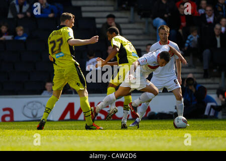 21.04.2012 a Milton Keynes, Inghilterra. Milton Keynes Dons v Sheffield Regno. Kevin MCDONALD di Sheffield Regno viaggi omonimo Charlie MACDONALD di Milton Keynes Dons durante il campionato npower 1 corrispondenza tra MK Dons e Sheffield United Stadium:mk. Punteggio finale: MK Dons 1-0 Sheffield Regno. Foto Stock