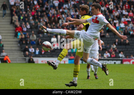 21.04.2012 a Milton Keynes, Inghilterra. Milton Keynes Dons v Sheffield Regno. Shaun Williams di Milton Keynes Dons e Chris porter di Sheffield Regno competere per la palla durante il campionato npower 1 corrispondenza tra MK Dons e Sheffield United Stadium:mk. Punteggio finale: MK Dons 1-0 Sheffield Regno. Foto Stock