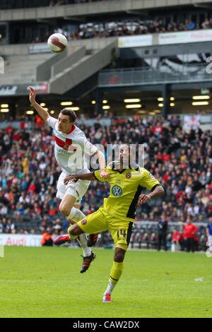 21.04.2012 a Milton Keynes, Inghilterra. Milton Keynes Dons v Sheffield Regno. Shaun Williams di Milton Keynes Dons cancella sotto pressione da Lee WILLIAMSON di Sheffield Regno durante il campionato npower 1 corrispondenza tra MK Dons e Sheffield United Stadium:mk. Punteggio finale: MK Dons 1-0 Sheffield Regno Foto Stock