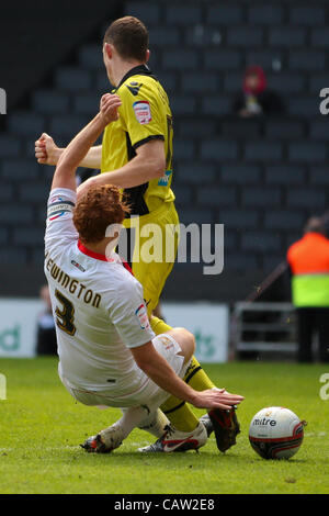 21.04.2012 a Milton Keynes, Inghilterra. Milton Keynes Dons v Sheffield Regno. mk grovigli con Neill Collins di Sheffield Regno durante il campionato npower 1 corrispondenza tra MK Dons e Sheffield United Stadium:mk. Punteggio finale: MK Dons 1-0 Sheffield Regno. Foto Stock