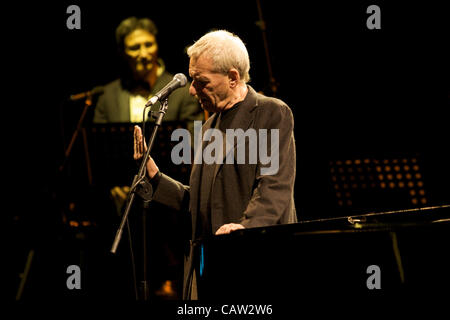 BOLOGNA (IT) 23/04/2012: Paolo Conte Live, Italian Jazz compositore eseguendo @ Teatro delle Celebrazioni di Bologna, in Italia il Apr 23, 2012. Foto Stock