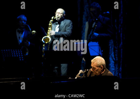 BOLOGNA (IT) 23/04/2012: Paolo Conte Live, Italian Jazz compositore eseguendo @ Teatro delle Celebrazioni di Bologna, in Italia il Apr 23, 2012. Foto Stock