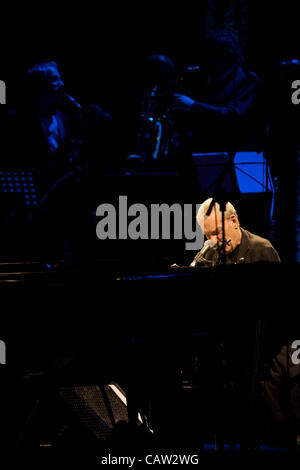 BOLOGNA (IT) 23/04/2012: Paolo Conte Live, Italian Jazz compositore eseguendo @ Teatro delle Celebrazioni di Bologna, in Italia il Apr 23, 2012. Foto Stock