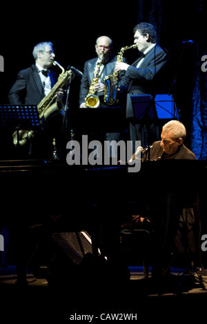 BOLOGNA (IT) 23/04/2012: Paolo Conte Live, Italian Jazz compositore eseguendo @ Teatro delle Celebrazioni di Bologna, in Italia il Apr 23, 2012. Foto Stock