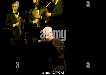 BOLOGNA (IT) 23/04/2012: Paolo Conte Live, Italian Jazz compositore eseguendo @ Teatro delle Celebrazioni di Bologna, in Italia il Apr 23, 2012. Foto Stock