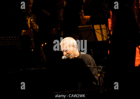 BOLOGNA (IT) 23/04/2012: Paolo Conte Live, Italian Jazz compositore eseguendo @ Teatro delle Celebrazioni di Bologna, in Italia il Apr 23, 2012. Foto Stock