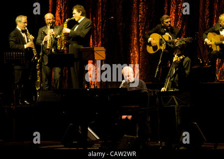 BOLOGNA (IT) 23/04/2012: Paolo Conte Live, Italian Jazz compositore eseguendo @ Teatro delle Celebrazioni di Bologna, in Italia il Apr 23, 2012. Foto Stock