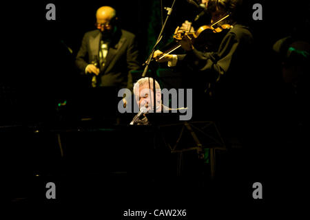 BOLOGNA (IT) 23/04/2012: Paolo Conte Live, Italian Jazz compositore eseguendo @ Teatro delle Celebrazioni di Bologna, in Italia il Apr 23, 2012. Foto Stock