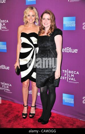 Malin Akerman, Jenna Fischer presso gli arrivi per meccanica gigante uomo Premiere al Tribeca Film Festival 2012, Scuola di Arti Visive (SVA) Theatre di New York, NY Aprile 23, 2012. Foto di: Gregorio T. Binuya/Everett Collection Foto Stock