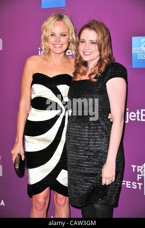 Malin Akerman, Jenna Fischer presso gli arrivi per meccanica gigante uomo Premiere al Tribeca Film Festival 2012, Scuola di Arti Visive (SVA) Theatre di New York, NY Aprile 23, 2012. Foto di: Gregorio T. Binuya/Everett Collection Foto Stock