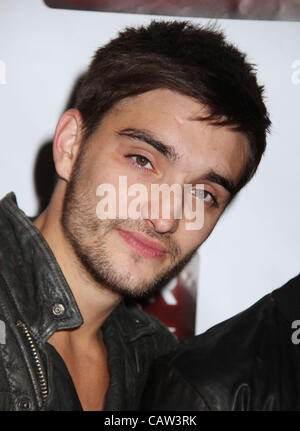 Aprile 23, 2012 - New York New York, Stati Uniti - Cantante TOM PARKER dalla nuova boy band " Wanted' assiste il carnevale & 103,5 KTU album release party presso Bowlmor Lanes Times Square. (Credito Immagine: © Nancy Kaszerman/ZUMAPRESS.com) Foto Stock