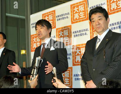 Aprile 24, 2012, Tokyo, Giappone - Sindaco Toru Hashimoto di Osaka, Giappone occidentale, parla ai giornalisti durante una improvvisata conferenza stampa a seguito del suo incontro con il Capo di Gabinetto Oamu Fujimura a primi ministri residenza ufficiale a Tokyo il Martedì, 24 aprile 2012. Hashimoto, forte di un OPP Foto Stock