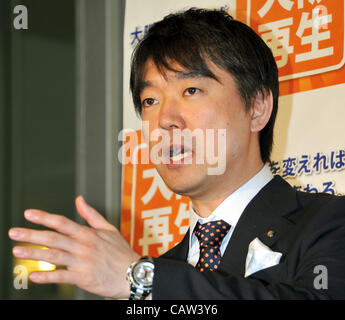 Aprile 24, 2012, Tokyo, Giappone - Sindaco Toru Hashimoto di Osaka, Giappone occidentale, parla ai giornalisti durante una improvvisata conferenza stampa a seguito del suo incontro con il Capo di Gabinetto Oamu Fujimura a primi ministri residenza ufficiale a Tokyo il Martedì, 24 aprile 2012. Hashimoto, forte di un OPP Foto Stock