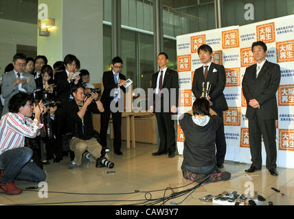 Aprile 24, 2012, Tokyo, Giappone - Sindaco Toru Hashimoto di Osaka, Giappone occidentale, parla ai giornalisti durante una improvvisata conferenza stampa a seguito del suo incontro con il Capo di Gabinetto Oamu Fujimura a primi ministri residenza ufficiale a Tokyo il Martedì, 24 aprile 2012. Hashimoto, forte di un OPP Foto Stock