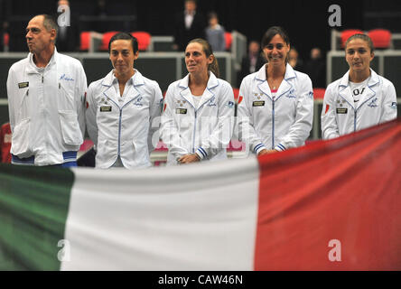 Il team italiano (da sinistra a destra) non gioca il capitano Corrado Barazzutti e Francesca Schiavone, Roberta Vinci, Flavia PENNETTA e Sara ERRANI durante la semifinale Fed Cup Match Repubblica Ceca vs. Italia a Ostrava, Repubblica ceca, 21 aprile 2012. (CTK foto/Jaroslav Ozana) Foto Stock