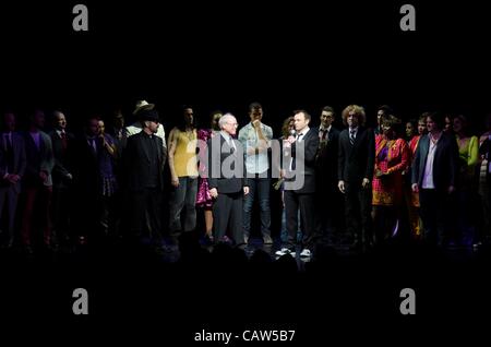 Bruce Joel Rubin, Matthew Warchus di presenze per Ghost The Musical apertura notturna su Broadway, Lunt-Fontanne Theatre di New York, NY Aprile 23, 2012. Foto di: Eric Reichbaum/Everett Collection Foto Stock