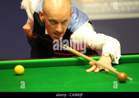 24.04.2012. Sheffield, in Inghilterra. Peter Ebdon in azione durante il World Snooker Championship dal Crucible Theatre. Foto Stock