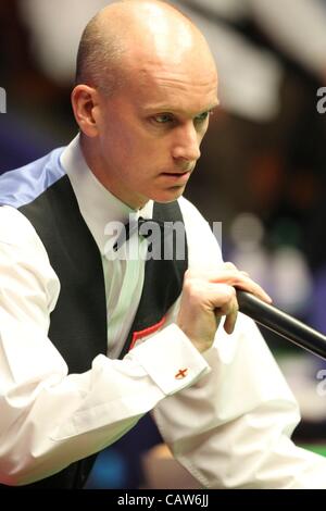 24.04.2012. Sheffield, in Inghilterra. Peter Ebdon in azione durante il World Snooker Championship dal Crucible Theatre. Foto Stock