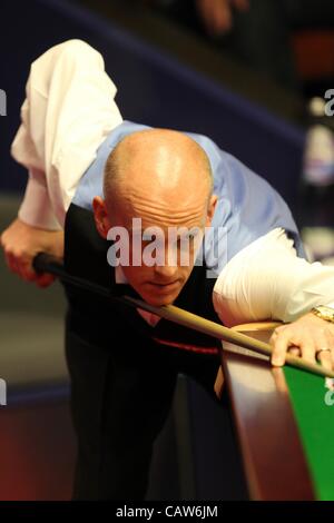 24.04.2012. Sheffield, in Inghilterra. Peter Ebdon in azione durante il World Snooker Championship dal Crucible Theatre. Foto Stock