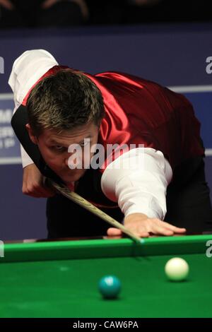 24.04.2012, crogiolo Sheffield. Betfred.com World Snooker Championship. Ryan giorno in azione contro Ding Junhui Foto Stock