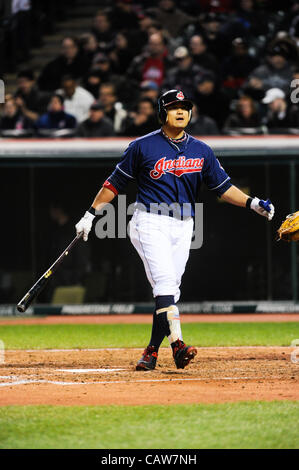 CLEVELAND, OH, Stati Uniti d'America - 24 aprile: Cleveland Indians diritto fielder Shin-Soo Choo (17) a bat durante la quinta inning al campo progressivo in Cleveland, OH, Stati Uniti d'America martedì, 24 aprile 2012. Foto Stock