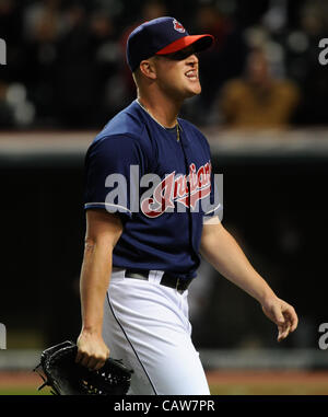 CLEVELAND, OH, Stati Uniti d'America - 24 aprile: Cleveland Indians relief pitcher Vinnie Pestano (52) lascia il campo dopo l'ottavo inning al campo progressivo in Cleveland, OH, Stati Uniti d'America martedì, 24 aprile 2012. Foto Stock