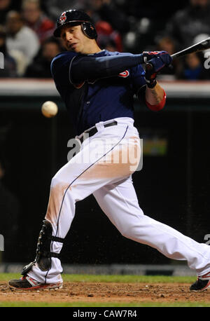 CLEVELAND, OH, Stati Uniti d'America - 24 aprile: Cleveland Indians shorstop Asdrubal Cabrera (13) Falli un passo durante l'ottavo inning al campo progressivo in Cleveland, OH, Stati Uniti d'America martedì, 24 aprile 2012. Foto Stock