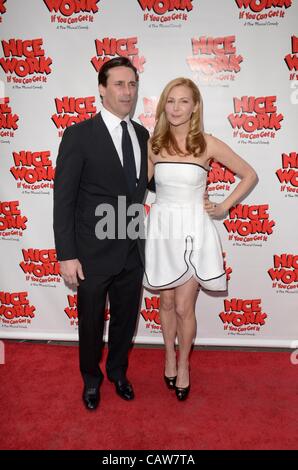 Jon Hamm, Jennifer Westfeldt presso gli arrivi per il bel lavoro se è possibile ottenere apertura notturna su Broadway, il Teatro Imperiale, New York, NY Aprile 24, 2012. Foto di: Eric Reichbaum/Everett Collection Foto Stock