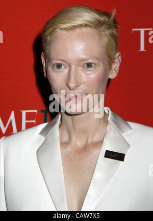 Aprile 24, 2012 - New York New York, Stati Uniti - Tilda Swinton arriva per il tempo 100 Gala a Frederick P. Rose Hall presso il Lincoln Center di New York il 24 aprile 2012.(Immagine di credito: Â© Sharon Neetles/Globe foto/ZUMAPRESS.com) Foto Stock