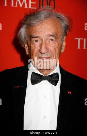 Elie Wiesel presso gli arrivi per tempo 100 Gala, Frederick P. Rose Hall, Jazz al Lincoln Center di New York, NY Aprile 24, 2012. Foto: F. Burton Patrick/Everett Collection Foto Stock