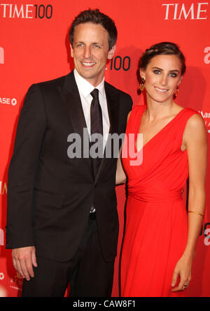 Aprile 24, 2012 - New York New York, Stati Uniti - Attore Seth Meyers e moglie ALESSIO ASHE frequentare il 2012 ora 100 gala tenutosi presso il Time Warner Center a Columbus Circle. (Credito Immagine: © Nancy Kaszerman/ZUMAPRESS.com) Foto Stock