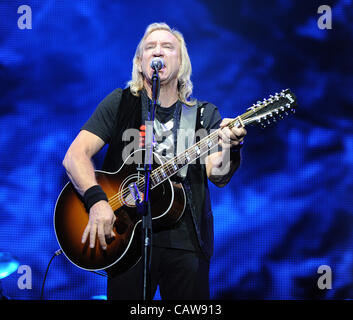 Oct 10, 2010 - Austin, Texas, Stati Uniti d'America - musicista Joe Walsh della band The Eagles suona dal vivo come parte del 2010 Austin City Limits Music Festival che ha avuto luogo a Zilker park situato nel centro di Austin. Copyright 2010 Jason Moore. (Credito Immagine: © Jason Moore/ZUMAPRESS.com) Foto Stock