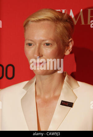 Aprile 24, 2012 - New York New York, Stati Uniti - Attrice TILDA SWINTON assiste il 2012 ora 100 gala tenutosi presso il Time Warner Center a Columbus Circle. (Credito Immagine: © Nancy Kaszerman/ZUMAPRESS.com) Foto Stock