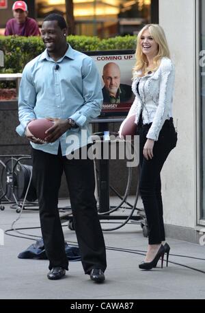 Jason Pierre-Paul, Kate Upton, a FOX & Friends fuori e circa per CANDIDS CELEBRITY-mer , New York, NY Aprile 25, 2012. Foto di: Derek Storm/Everett Collection Foto Stock