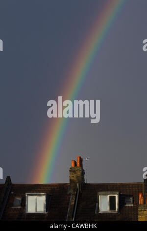 Rainbow visto oltre le case di Londra, Regno Unito. Foto Stock