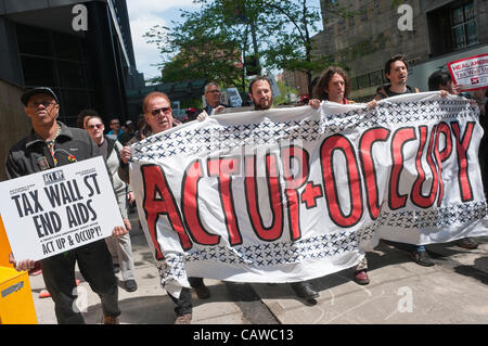 New York, NY - 25 Aprile 2012 Act-Up & occupare Wall Street per chiamata Robinhood imposta sul Wall St trades & le transazioni Foto Stock