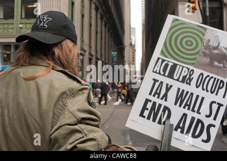 New York, NY - 25 Aprile 2012 Act-Up (Aids coalizione per scatenare la potenza è stato affiancato da occupare Wall Street per la XXV Anniversario Marzo dal Municipio, attraverso la parte inferiore di Manhattan, a Wall Street. Gli attivisti chiedono una .005% "Robin Hood Tax' su Wall Street transazioni e traffici speculativi a Foto Stock