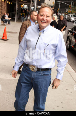 Aprile 25, 2012 - New York New York, Stati Uniti - Montana (governatore) BRIAN SCHWEITZER arriva per il suo aspetto su 'Late Show con David Letterman" tenutasi presso la Ed Sullivan Theater. (Credito Immagine: © Nancy Kaszerman/ZUMAPRESS.com) Foto Stock