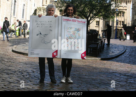 Londra, UK,26/04/2012. Julie Walters, CBE, attrice inglese e romanziere.insieme con Meera Syal, comico britannico, scrittore e drammaturgo, cantante, giornalista, produttore e attrice, alla Torre di Londra. Il apparivano per lanciare il programma per il 2012 di Londra Festival. Foto Stock