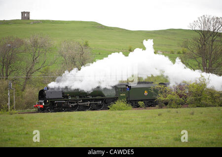 Renfrewshire, Scozia, Regno Unito, giovedì 26 aprile 2012. Treno a vapore Duchessa di Sutherland, numero 46233, passando il Tempio del Castello Sapple tra Howwood e Lochwinnoch sulla linea principale tra Glasgow e Ayr Foto Stock
