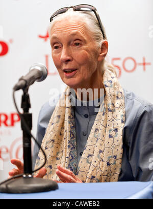 Aprile 25, 2012 - Pasadena, California, Stati Uniti - Dott.ssa Jane Goodall, esperto di scimpanzé, è stato nominato gran maresciallo di Pasadena's 2013 Rose Parade. Nella foto: Sett. 22, 2011 - Los Angeles, California, U.S .- Jane Goodall parla con i giornalisti dopo il suo intervento alla sessione di apertura del 2011 AARP Conve Foto Stock