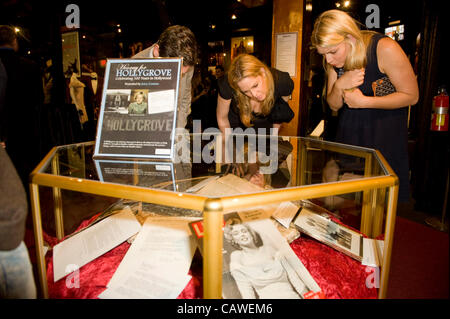 Aprile 25, 2012 - Hollywood, California, Stati Uniti - Attori MARY MCCORMACK & BUSY PHILIPPS visualizza lo speciale Hollygrove presentano onorando onetime residente Hollygrove Marilyn Monroe a urrà per Hollywood evento celebra i suoi cento anni di Hollywood (credito Immagine: © Lisa Rose/ZUMAPRESS.com) Foto Stock