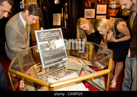 Aprile 25, 2012 - Hollywood, California, Stati Uniti - Attori MARY MCCORMACK & BUSY PHILIPPS visualizza lo speciale Hollygrove presentano onorando onetime residente Hollygrove Marilyn Monroe a urrà per Hollywood evento celebra i suoi cento anni di Hollywood (credito Immagine: © Lisa Rose/ZUMAPRESS.com) Foto Stock
